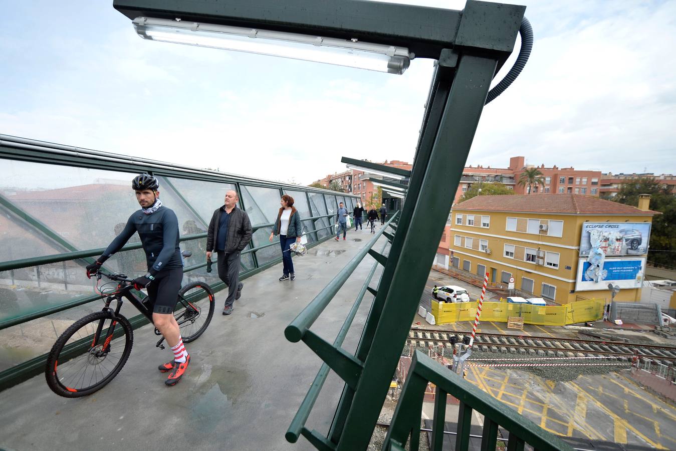 Los vecinos tienen que utilizar desde este martes la pasarela elevada instalada por Adif para cruzar a pie de un lado a otro de las vías