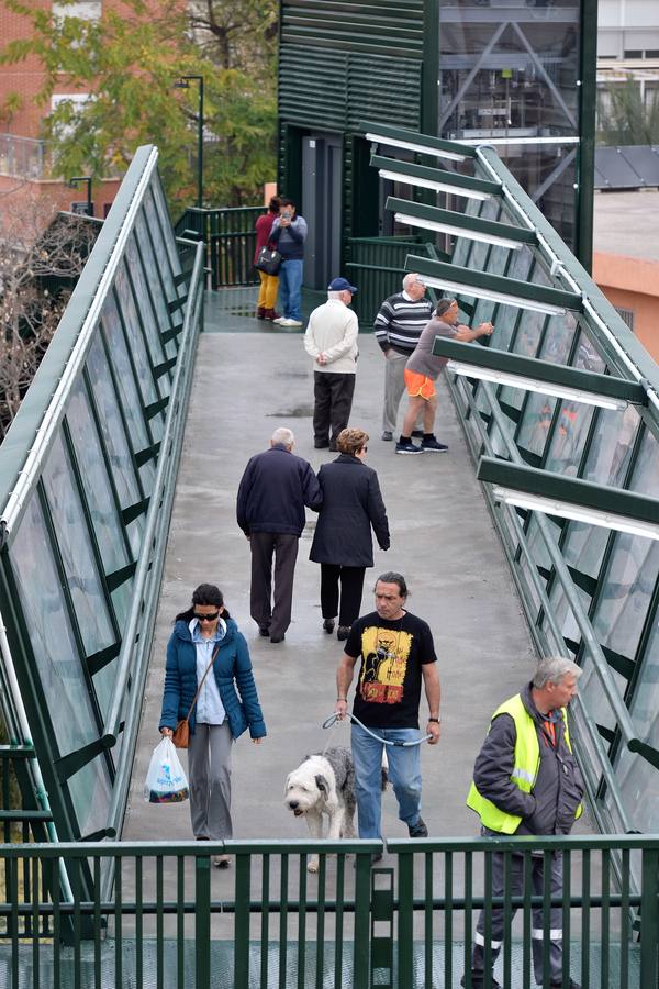 Los vecinos tienen que utilizar desde este martes la pasarela elevada instalada por Adif para cruzar a pie de un lado a otro de las vías