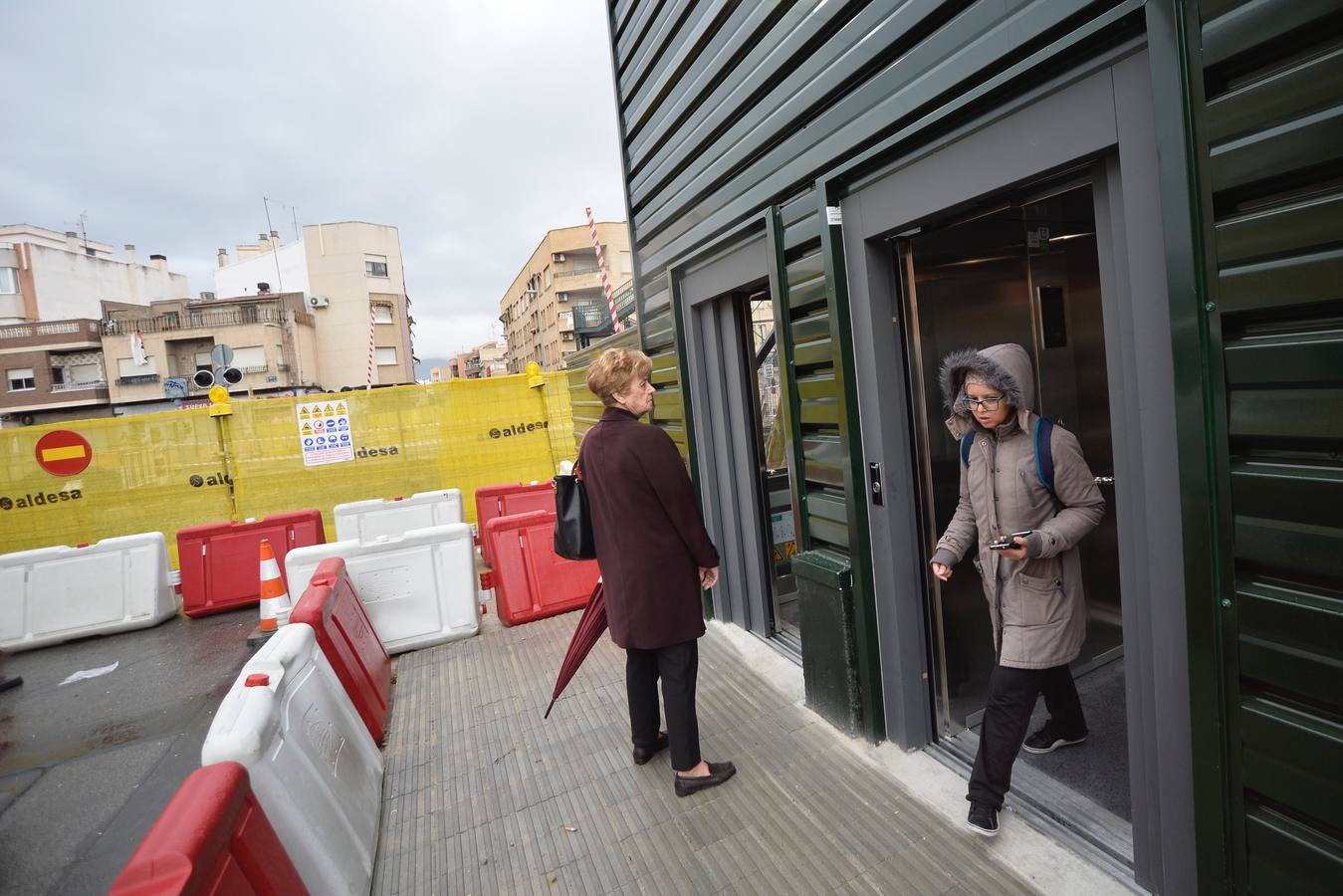 Los vecinos tienen que utilizar desde este martes la pasarela elevada instalada por Adif para cruzar a pie de un lado a otro de las vías