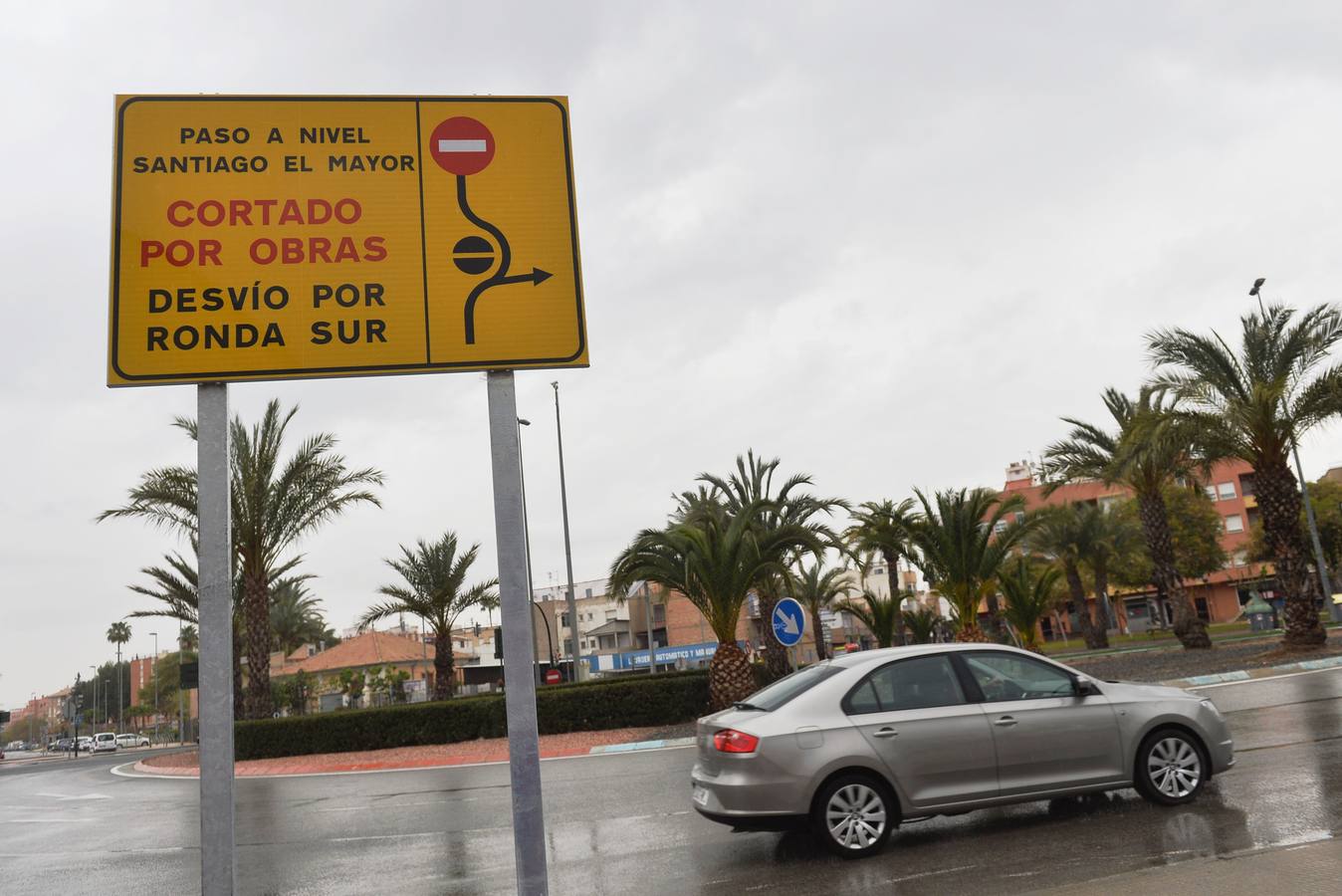 Los vecinos tienen que utilizar desde este martes la pasarela elevada instalada por Adif para cruzar a pie de un lado a otro de las vías