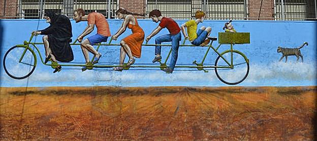 Fragmento del mural creado por Pepe Yagües para el Instituto de Enseñanza Secundaria Vega del Táder de Molina.