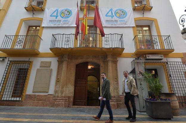 Juan Marín (izda) y Lucas Jiménez acceden al edificio de la Comunidad de Regantes, ayer. 