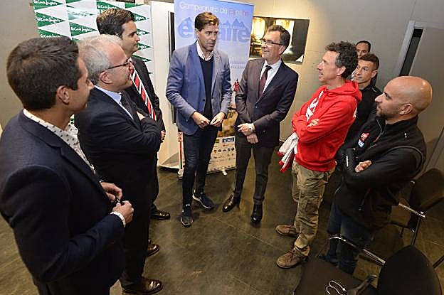 Juanma Molina, Felipe Coello, Rafael Álvarez-Ossorio, Raúl Chapado, José Ballesta y Juanjo Larrotcha, en la presentación del Nacional de trail por autonomías, ayer. 