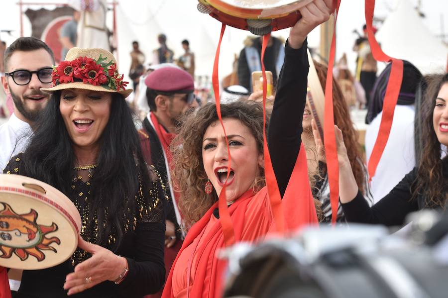 Los bailarines kirguisos se presentan en un evento que reúne a beduinos y nómadas de todo el mundo como parte del Festival anual del Camello del Rey Abdulaziz en el desierto de Rumah, al noreste de la capital saudí, Riad