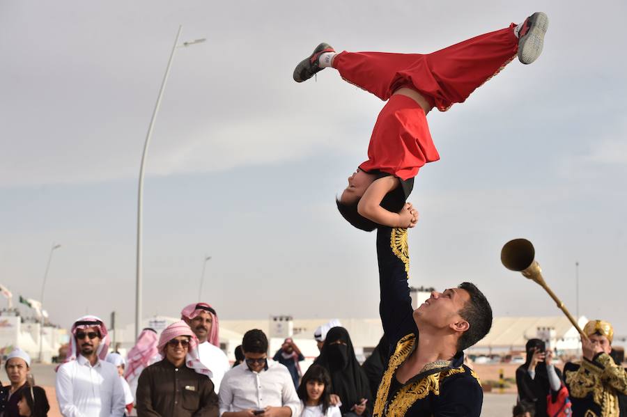 Los bailarines kirguisos se presentan en un evento que reúne a beduinos y nómadas de todo el mundo como parte del Festival anual del Camello del Rey Abdulaziz en el desierto de Rumah, al noreste de la capital saudí, Riad