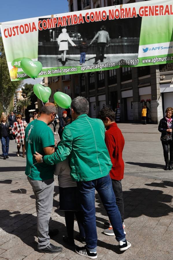 La Asociación de Padres de Familia Separados (Apfs) organizó una jornada festiva y reivindicativa en la plaza de Santo Domingo de 