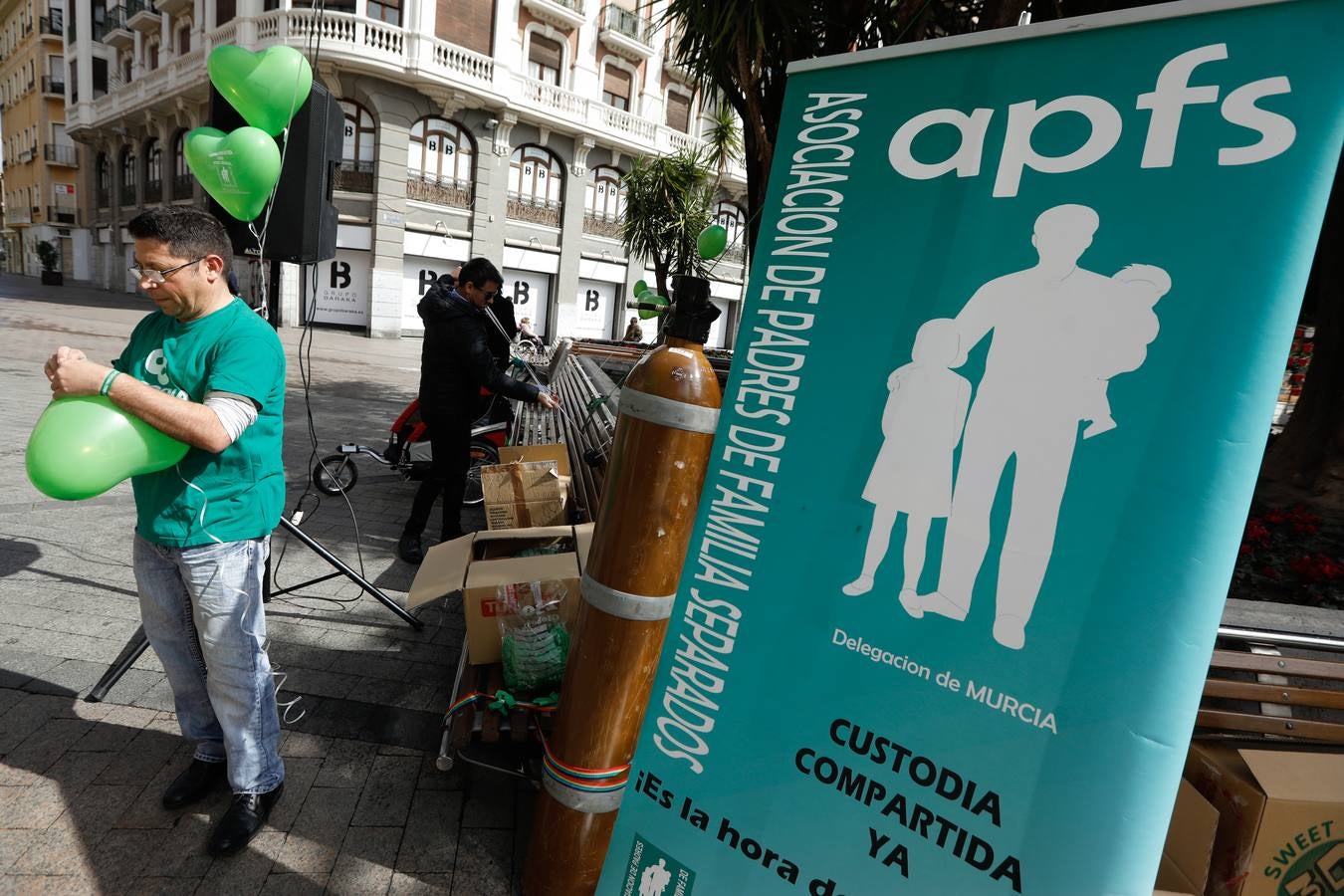 La Asociación de Padres de Familia Separados (Apfs) organizó una jornada festiva y reivindicativa en la plaza de Santo Domingo de 