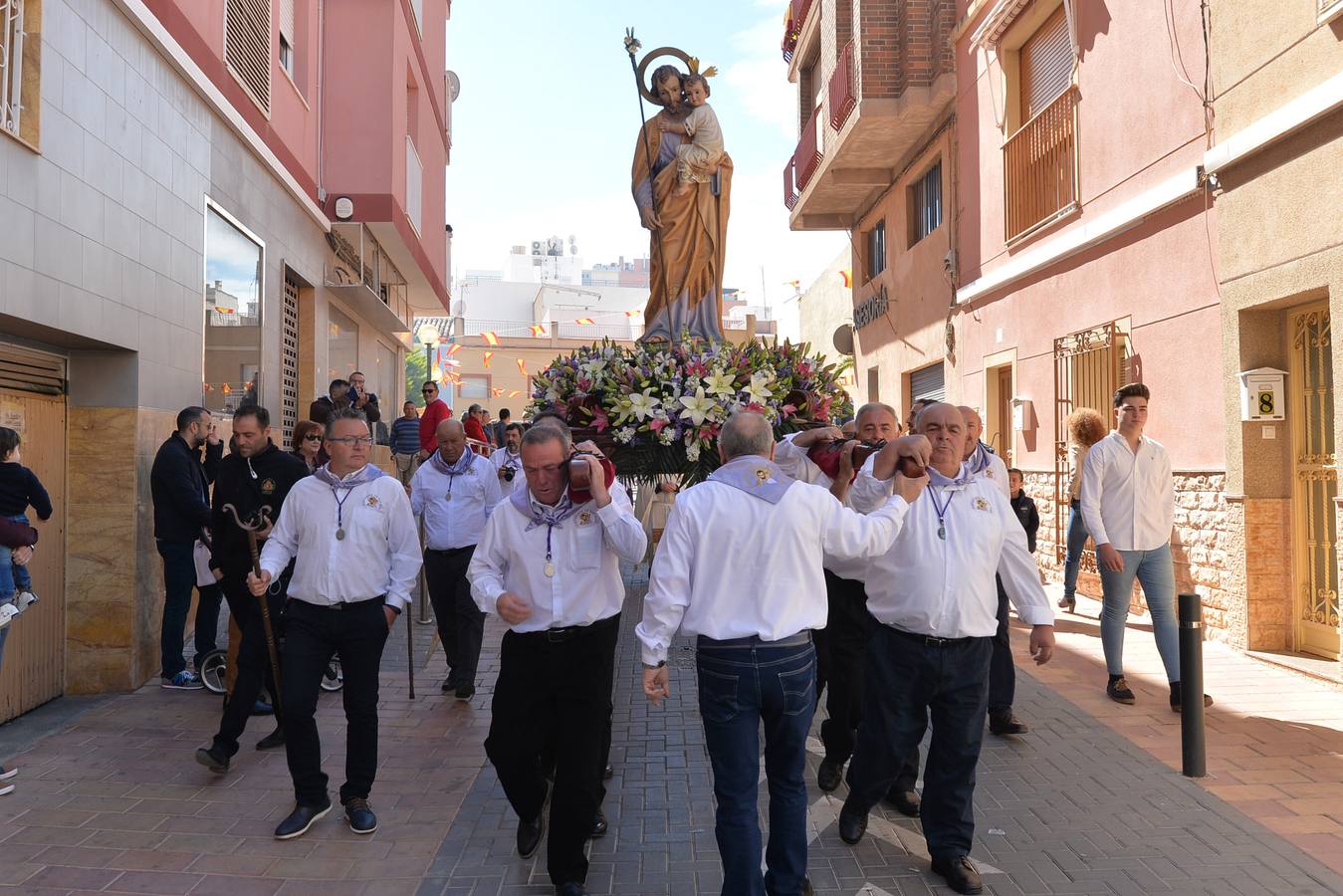 Después de diez días repletos de actividades festivas, conciertos, feria, chiringuitos y también conferencias, competiciones deportivas y exhibiciones de danza, el barrio de San José dio por concluidas anoche sus fiestas patronales con la quema de la falla.