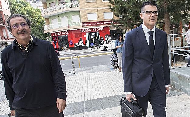 El exalcalde Daniel García Madrid, a la derecha, junto al letrado José Pardo Geijo. 