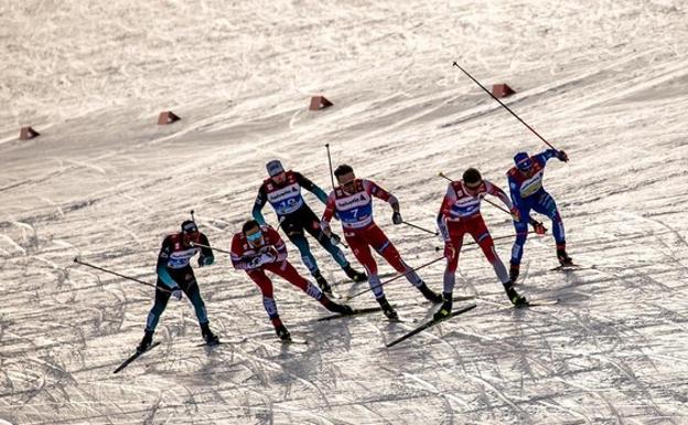 Imagen con seis esquiadores de fondo. 