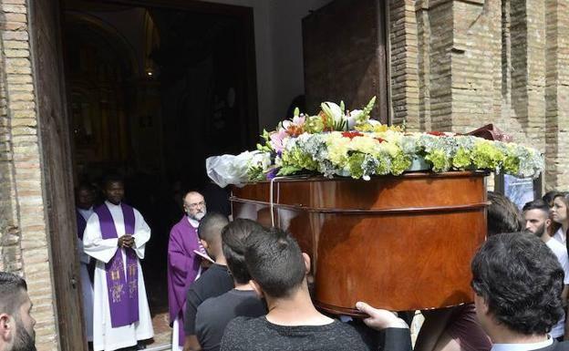 «Os espero tomando un vino, no tengáis prisa», la memorable esquela de una mujer en el periódico