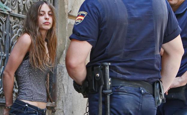 La mujer cuando fue detenida por participar en protestas en el 15-M en una foto de archivo.