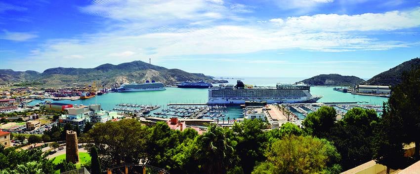 José Luis Montero, Paco Nadal y Joaquín Zamora retratan los mejores paisajes, monumentos y fiestas en el libro 'Sin prisas', editado por el Instituto de Turismo