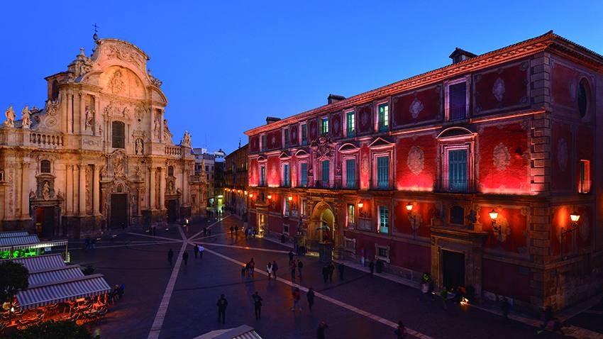 José Luis Montero, Paco Nadal y Joaquín Zamora retratan los mejores paisajes, monumentos y fiestas en el libro 'Sin prisas', editado por el Instituto de Turismo