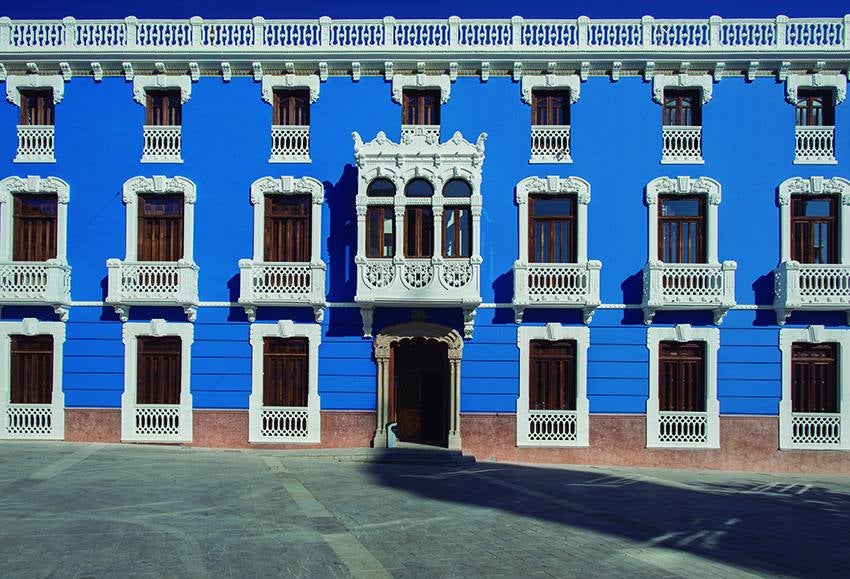 José Luis Montero, Paco Nadal y Joaquín Zamora retratan los mejores paisajes, monumentos y fiestas en el libro 'Sin prisas', editado por el Instituto de Turismo