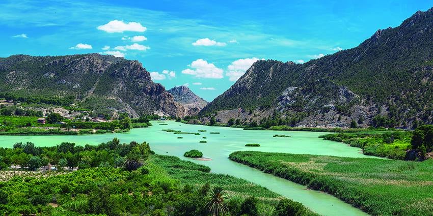 José Luis Montero, Paco Nadal y Joaquín Zamora retratan los mejores paisajes, monumentos y fiestas en el libro 'Sin prisas', editado por el Instituto de Turismo