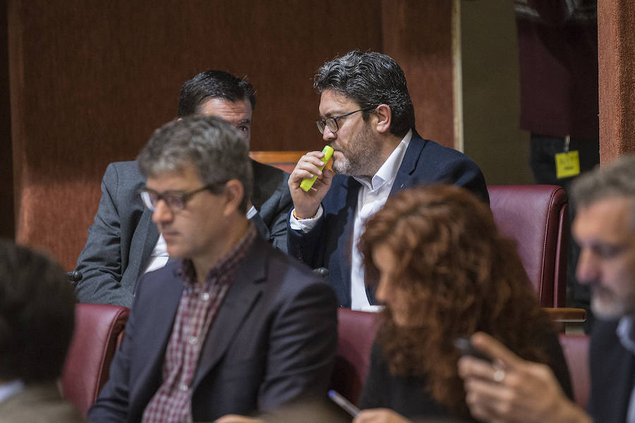 Los taxistas temen un desembarco de empresas de vehículos con conductor en Semana Santa y Fiestas de Primavera