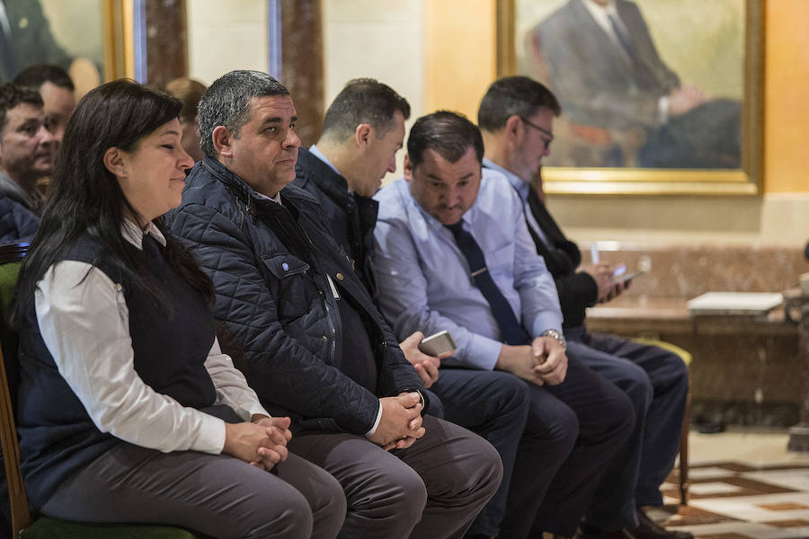 Los taxistas temen un desembarco de empresas de vehículos con conductor en Semana Santa y Fiestas de Primavera