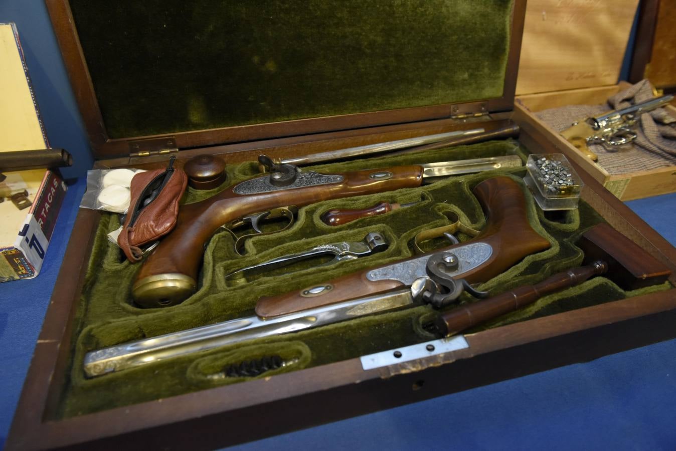 La mayoría de las pistolas tenían su cargador con munición y cartucho en recámara, preparadas para su uso. Una de las piezas más valiosas es la Máuser C-96, producida desde 1896 hasta 1937 en Alemania y que se usó por primera vez durante la Guerra Bóer en Sudáfrica