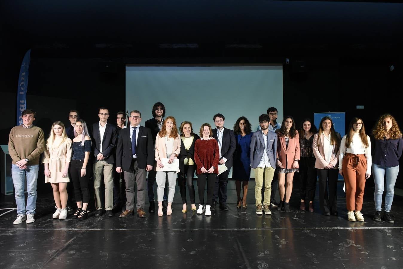 Los veintidós alumnos de la Región que han obtenido los premios extraordinarios de ESO y Bachillerato recibieron ayer sus diplomas