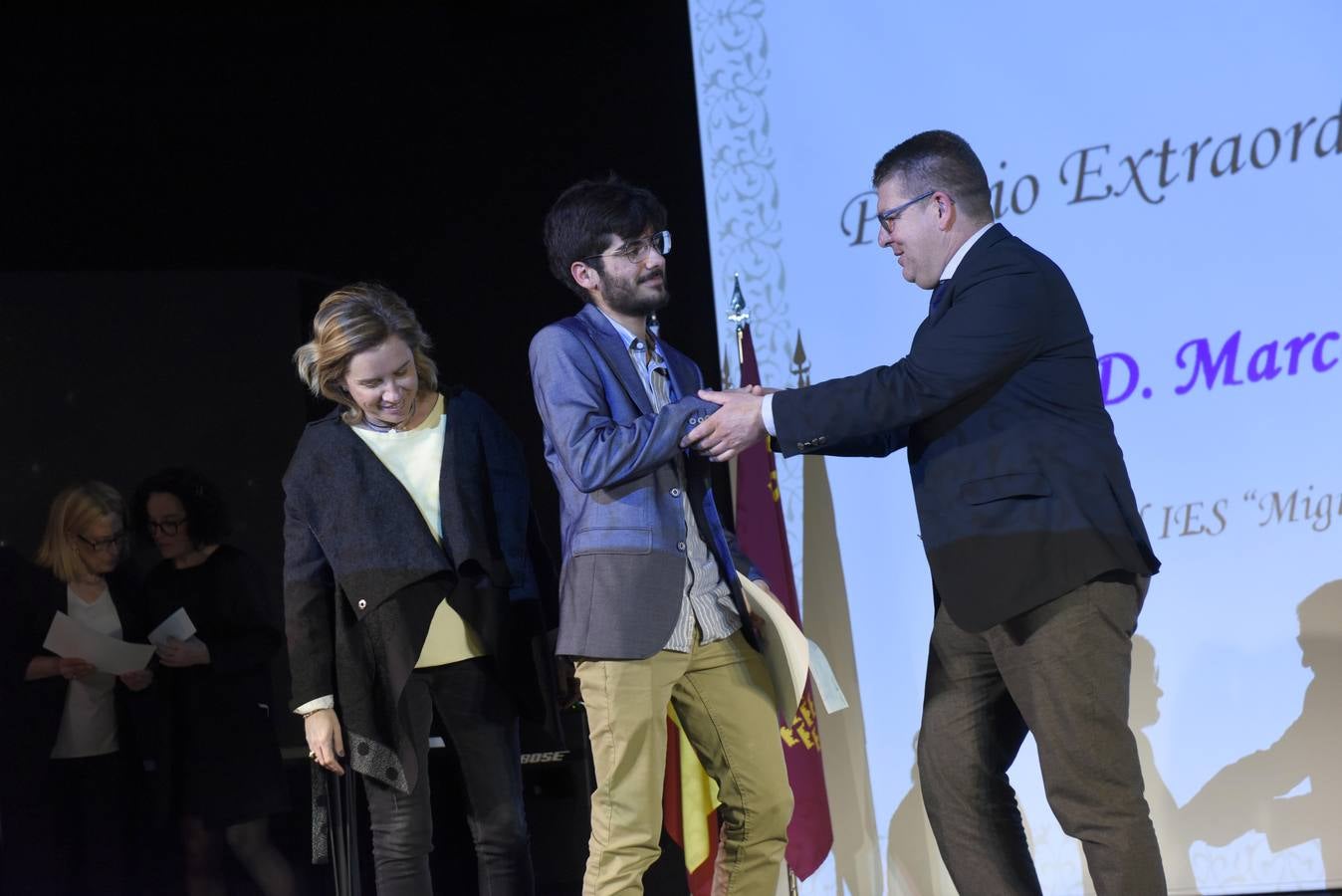 Los veintidós alumnos de la Región que han obtenido los premios extraordinarios de ESO y Bachillerato recibieron ayer sus diplomas