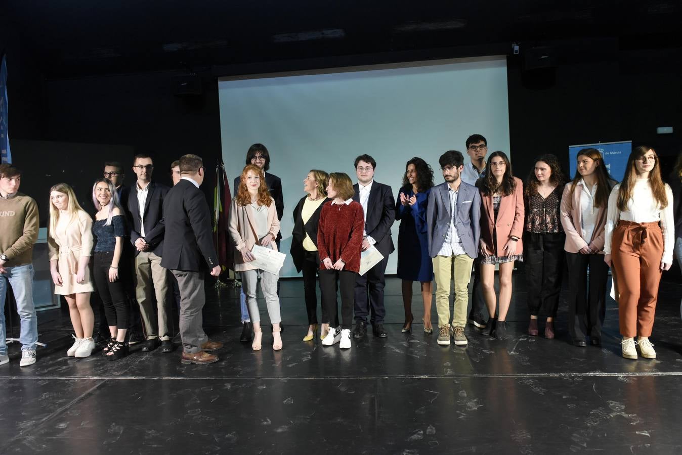 Los veintidós alumnos de la Región que han obtenido los premios extraordinarios de ESO y Bachillerato recibieron ayer sus diplomas