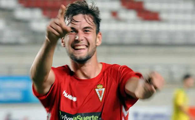 Carrillo celebra un gol con el Murcia, en el curso 2014-15. 