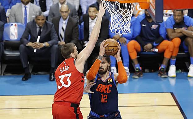 Marc Gasol defiende a Steven Adams. 