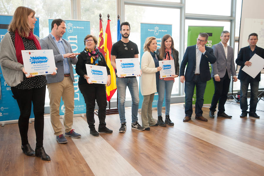 La consejera de Educación entrega 80 placas de reconocimiento a los participantes y 40 trofeos a los centros de excelencia inscritos en el programa desde hace cuatro años