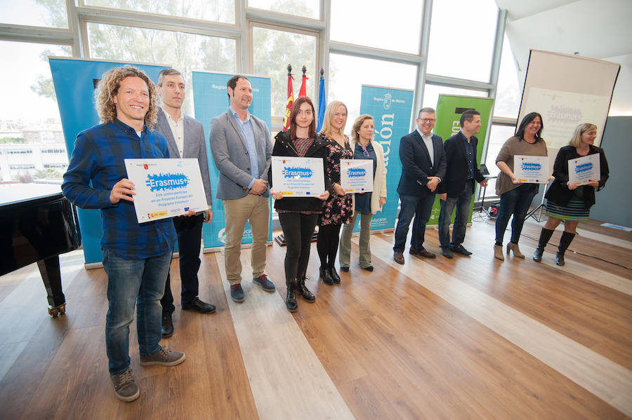 La consejera de Educación entrega 80 placas de reconocimiento a los participantes y 40 trofeos a los centros de excelencia inscritos en el programa desde hace cuatro años