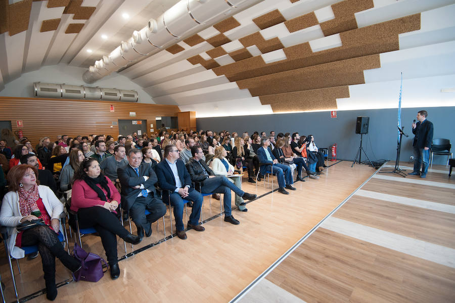 La consejera de Educación entrega 80 placas de reconocimiento a los participantes y 40 trofeos a los centros de excelencia inscritos en el programa desde hace cuatro años