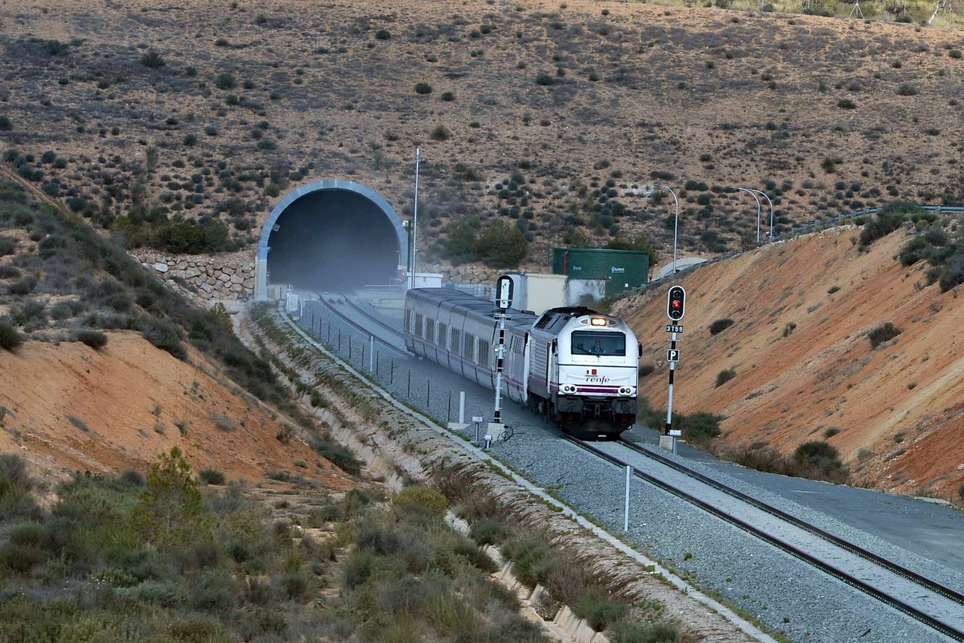 La variante ferroviaria de Camarillas, una de las infraestructuras más demandadas por la Región de Murcia, se estrenó ayer sin brillo institucional con el primer tren Altaria procedente de Madrid.