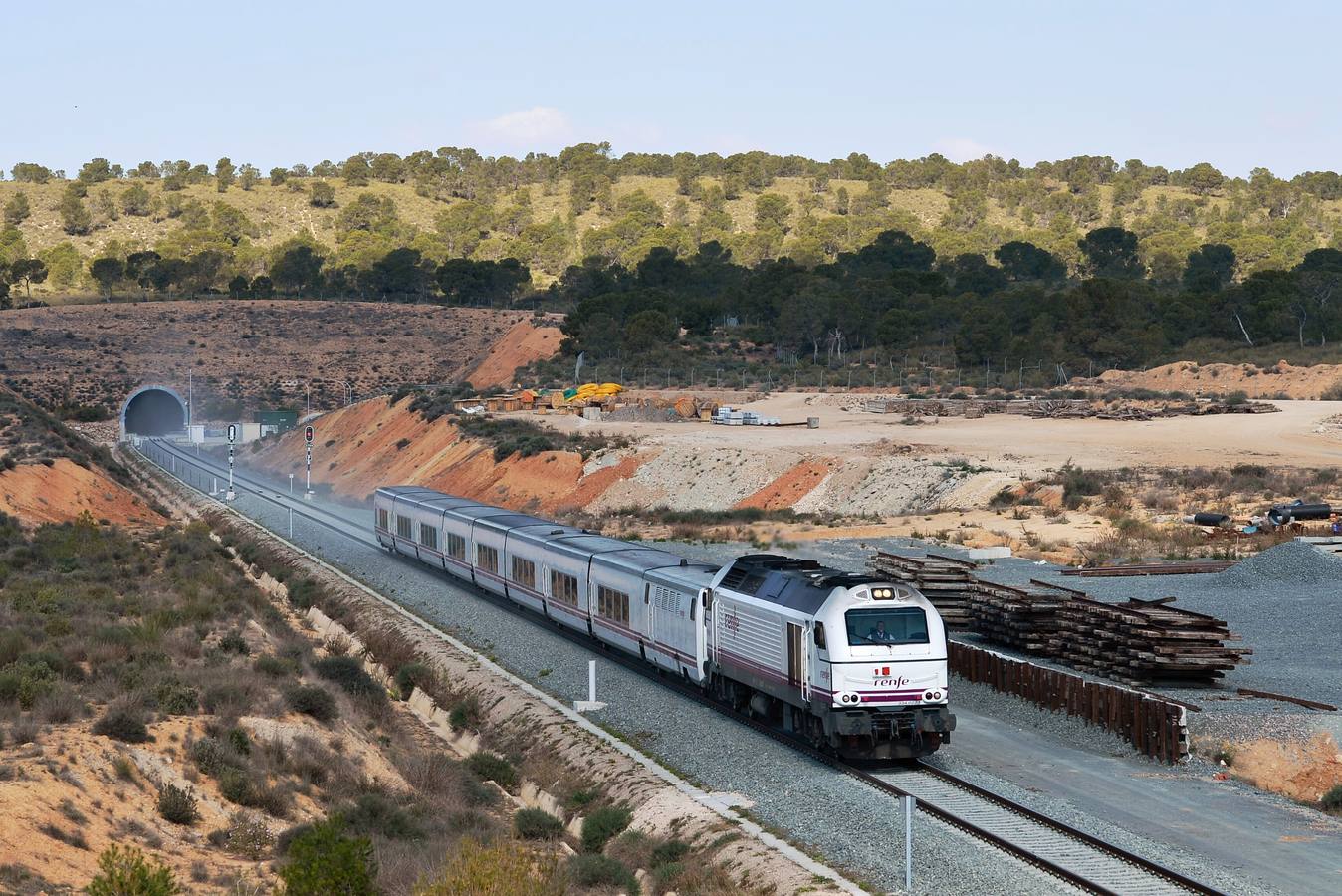 La variante ferroviaria de Camarillas, una de las infraestructuras más demandadas por la Región de Murcia, se estrenó ayer sin brillo institucional con el primer tren Altaria procedente de Madrid.