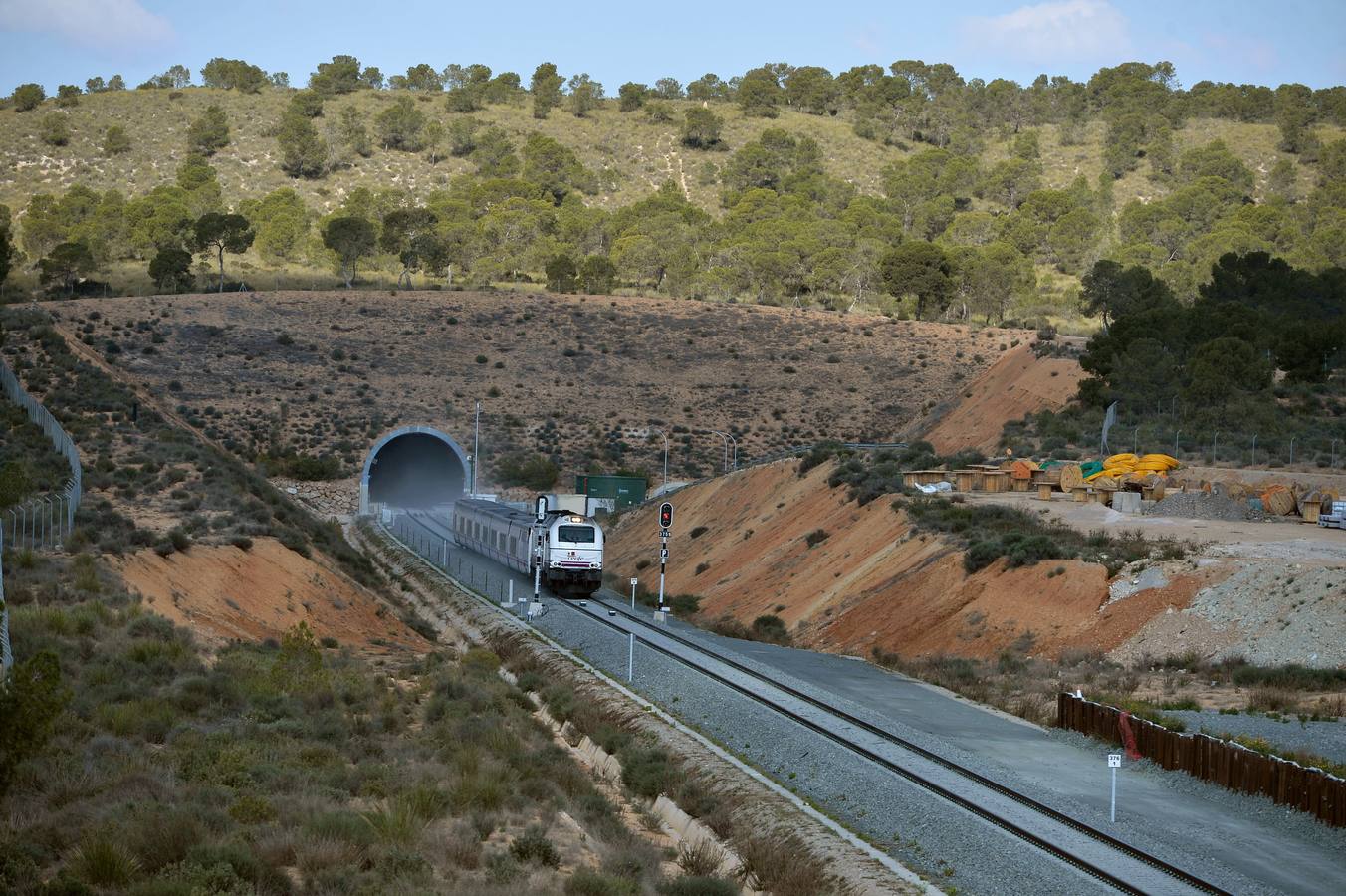 La variante ferroviaria de Camarillas, una de las infraestructuras más demandadas por la Región de Murcia, se estrenó ayer sin brillo institucional con el primer tren Altaria procedente de Madrid.