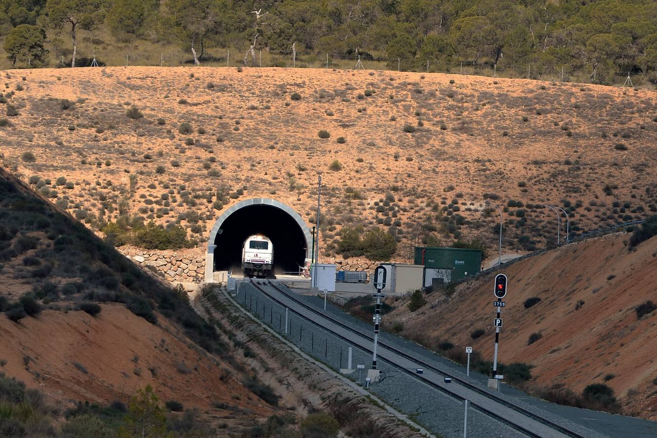 La variante ferroviaria de Camarillas, una de las infraestructuras más demandadas por la Región de Murcia, se estrenó ayer sin brillo institucional con el primer tren Altaria procedente de Madrid.