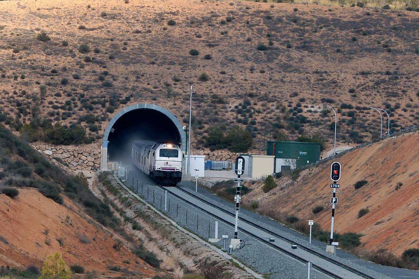 La variante ferroviaria de Camarillas, una de las infraestructuras más demandadas por la Región de Murcia, se estrenó ayer sin brillo institucional con el primer tren Altaria procedente de Madrid.