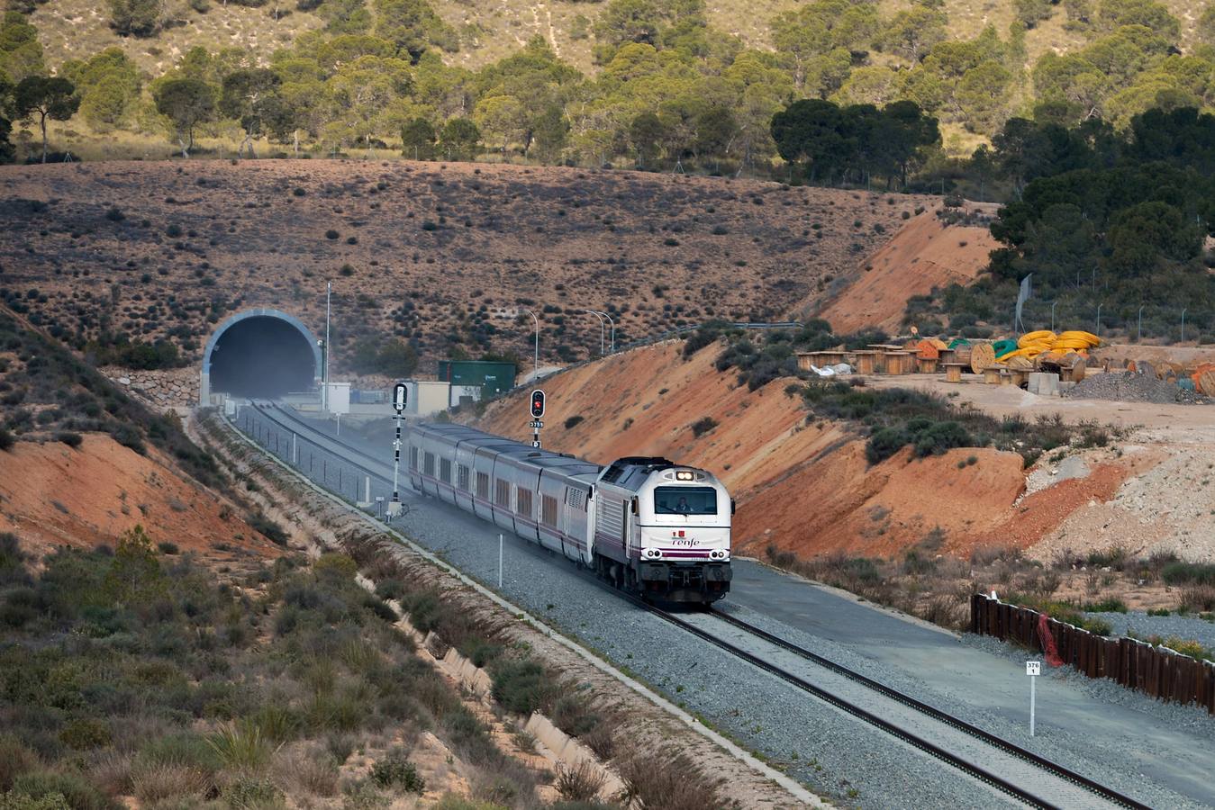 La variante ferroviaria de Camarillas, una de las infraestructuras más demandadas por la Región de Murcia, se estrenó ayer sin brillo institucional con el primer tren Altaria procedente de Madrid.