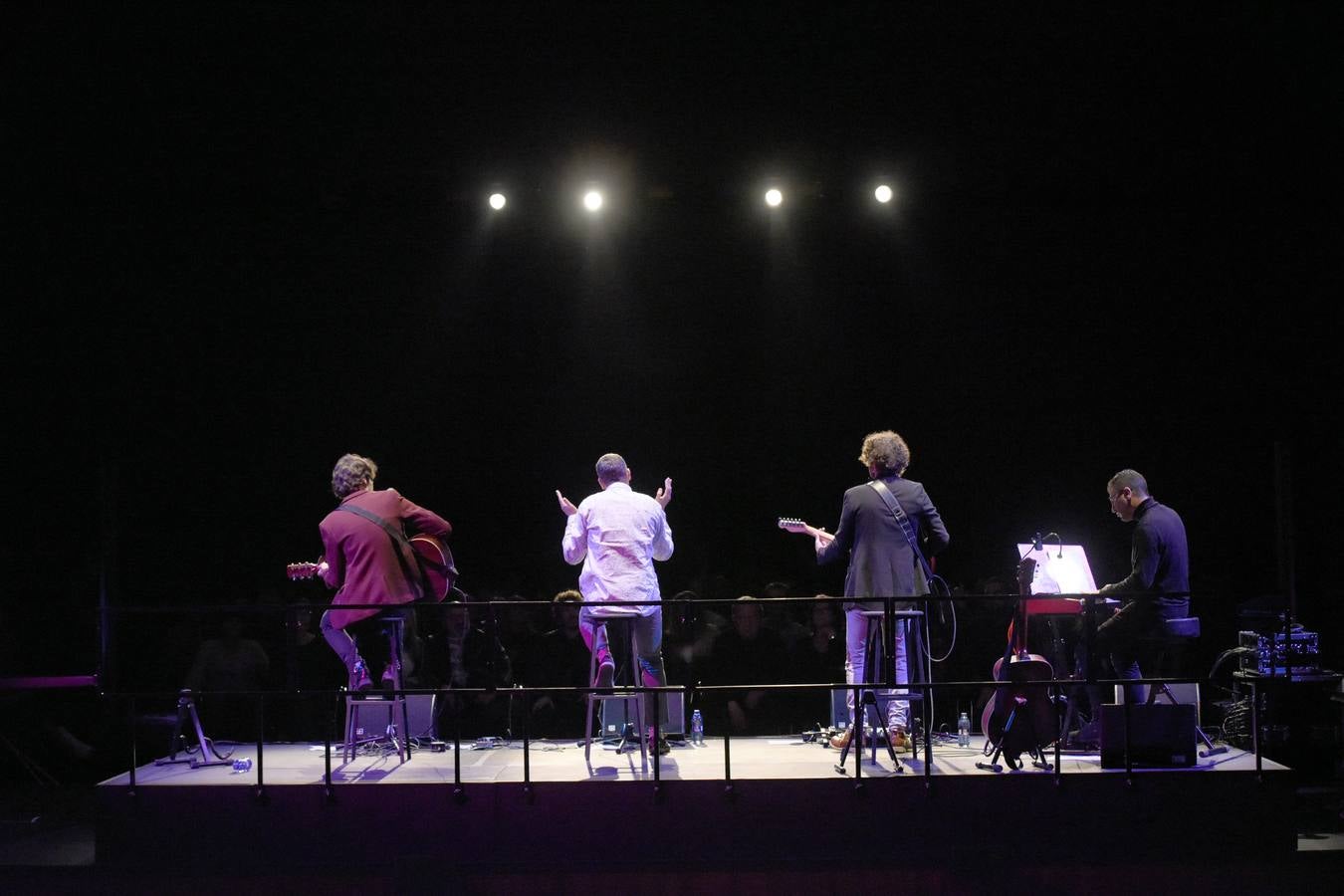 «Un concierto íntimo y original, producto de la amistad entre los tres». Así definió Javier Ojeda, el cantante de Danza Invisible, el singular directo que ofrecieron el jueves en el TCM Miguel Rivera (Maga), el propio Ojeda y el murciano Sean Frutos (Second), bajo el epígrafe de 'Sin aliento', coreada canción que puso el punto final.