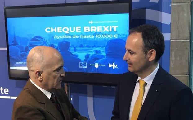 El consejero de Empleo, Universidades, Empresa y Medio Ambiente, Javier Celdrán, junto con el jefe del departamento de internacionalización del Instituto de Fomento, Fernando Díaz, presentando el 'Cheque Brexit'