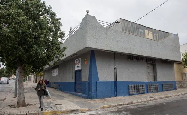 Una mujer pasa ante el local que albergará una mezquita. 