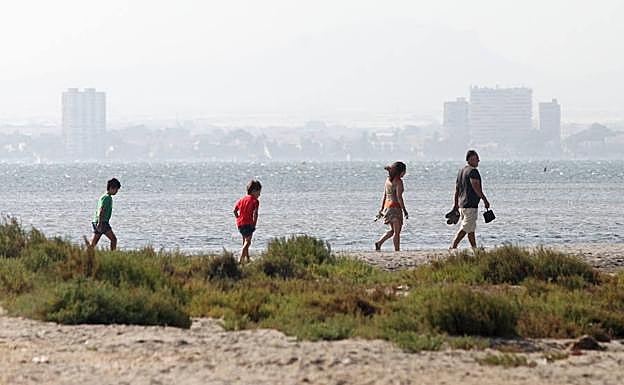 Paseo por la orilla del Mar Menor, con La Manga al fondo.
