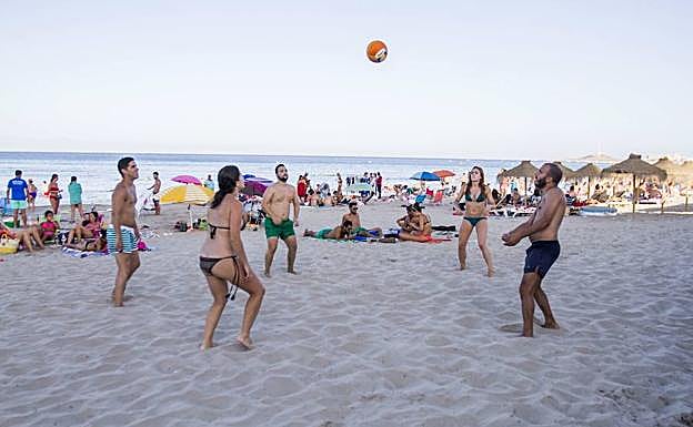Deporte en la arena de la playa.