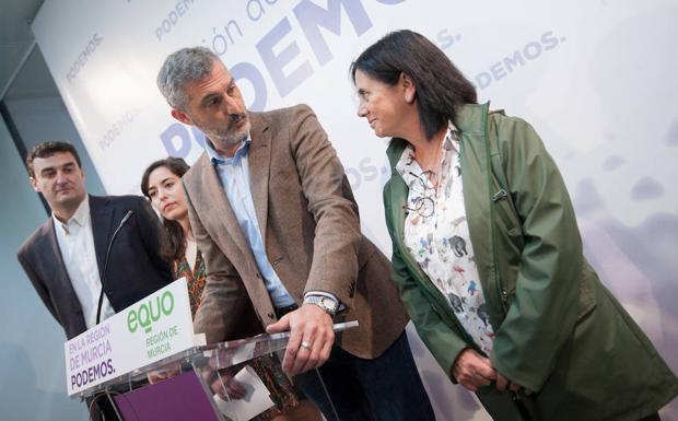 De izquierda a derecha, Ginés Ruiz, secretario de Podemos en el municipio de Murcia; Helena Vidal, cooportavoz de Equo en la Región; Óscar Urralburu, secretario general de Podemos; y Toñi Gómez, cooportavoz de Equo en Murcia, este viernes, durante la rueda de prensa de presentación de la candidatura conjunta.