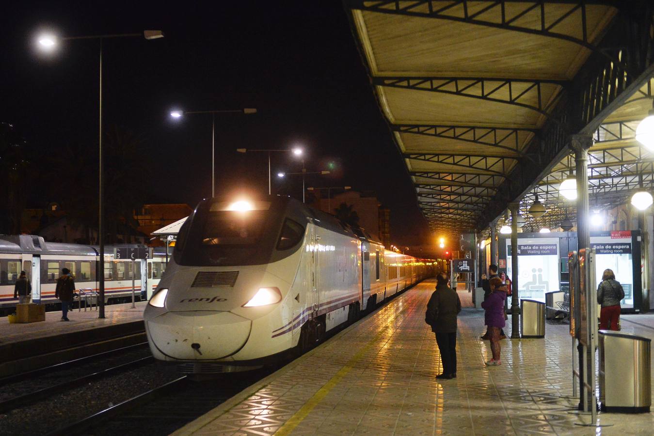 La variante ferroviaria de Camarillas, una de las infraestructuras más demandadas por la Región de Murcia, se estrenó ayer sin brillo institucional con el primer tren Altaria procedente de Madri.