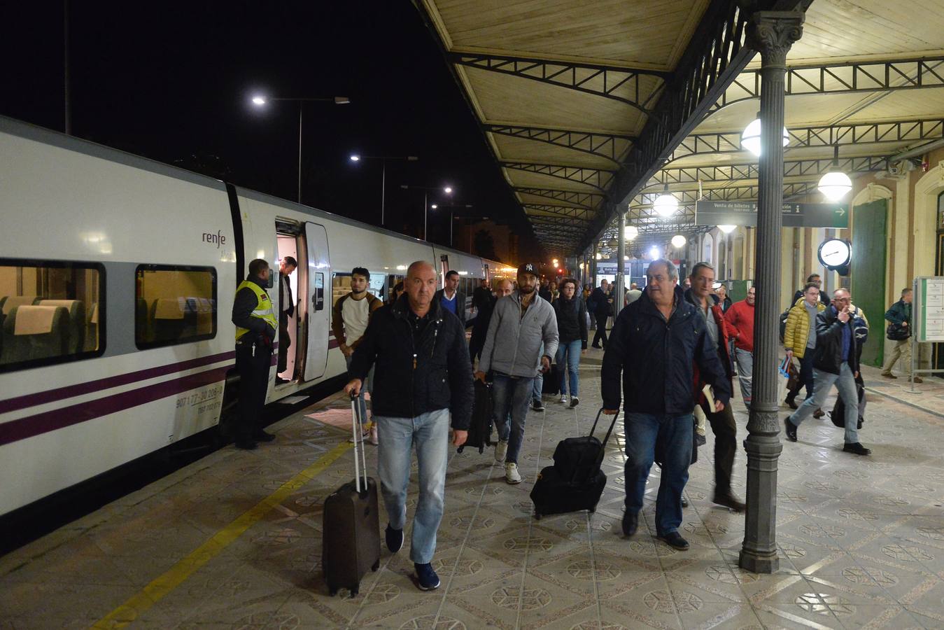 La variante ferroviaria de Camarillas, una de las infraestructuras más demandadas por la Región de Murcia, se estrenó ayer sin brillo institucional con el primer tren Altaria procedente de Madri.