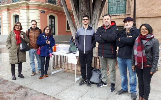 Militantes de Cambiemos Murcia, este sábado, en el punto de votación de las primarias abiertas habilitado en la Glorieta de España de Murcia. 