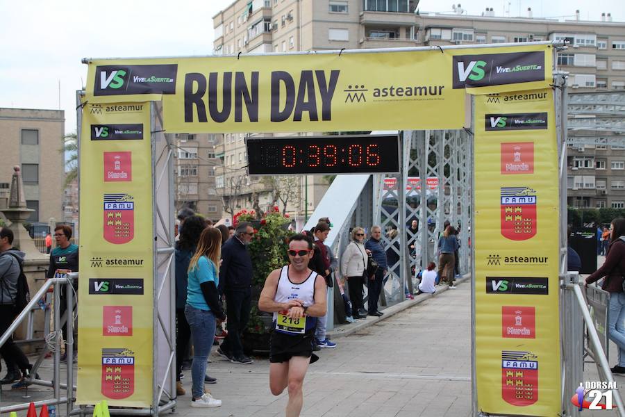 Francisco Pastor gana la prueba con un tiempo de 33:35 minutos en los 10 kilómetros, imponiéndose en féminas Saray Paredes con una marca de 42:15