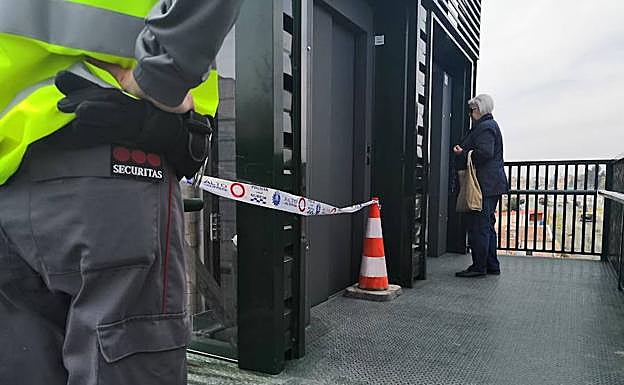 El ascensor precintado por la Policía Local de Murcia.