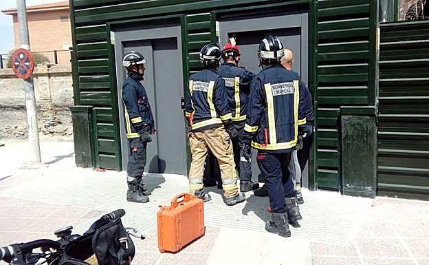 Bomberos actuando en el ascensor afectado por la avería.