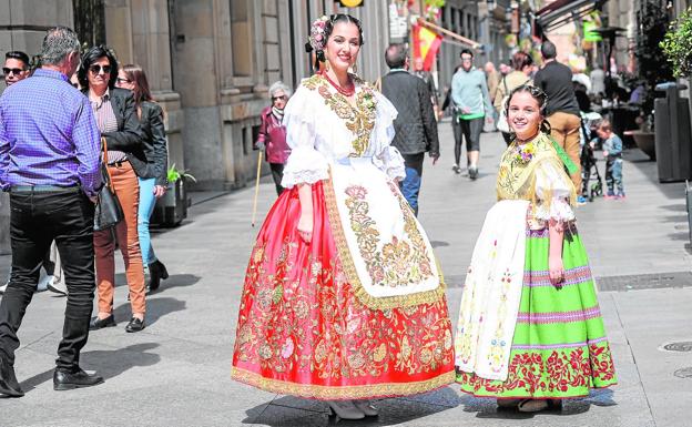 Isabel López Belmonte y Candela Sánchez Sánchez posan, ayer, en la calle Trapería mientras los viandantes las miran. 